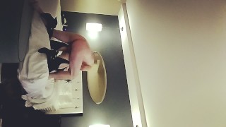 La vera milf arrapata riporta uno stallone in hotel per una scopata bollente!!!