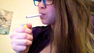 MissDeeNicotine - Fumare con gli occhiali per un fan del fetish!!