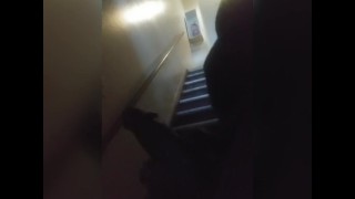 Casi atrapado acariciando polla en el pasillo de los apartamentos