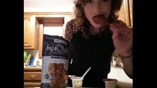 Подтянутый подросток с прессом и жеванием ест фетиш курение подлый полуночный перекус