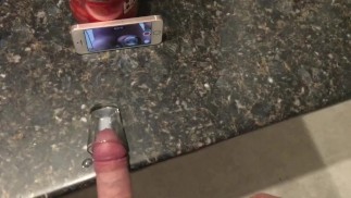 在小酒杯里射精！溢出对不起:(