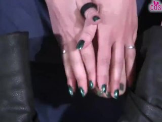 La rossa cowboy in collant si massaggia i piedi