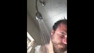 20-летняя девушка принимает горячий душ