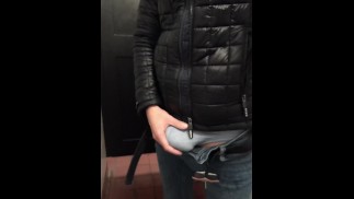 惊人的混蛋和公共厕所里的巨大射精