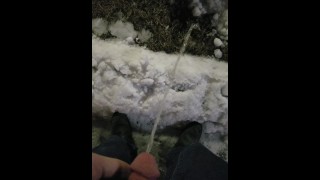 orinando en la nieve