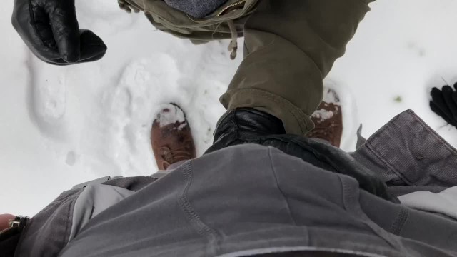 パブリックスポーツブラティットファック |POV |winterの散歩中に角質