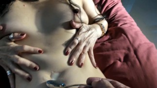 白白的滑滑的哥哥用勺子全给亚裔妹妹喂下去好不好