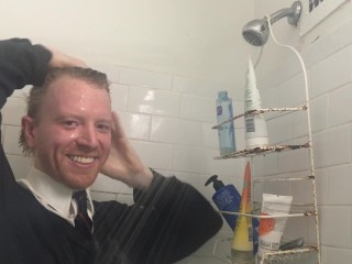 Wie Man Als Ernsthafter Geschäftsmann Duscht Ohne Viel Haargel Zu Benutzen