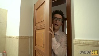 DADDY4K. Парень не может поверить, что скромная красотка занимается сексом с сумасшедшим старым отцом