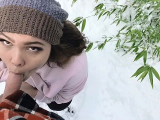 在雪地里吹
