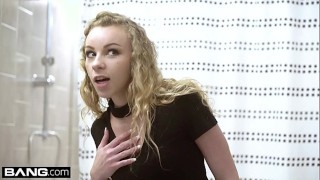 Glamkore - Blonde petite Emily pegou dedilhando-se