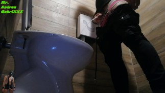 ПОЙМАН ЗА ДОЛГОЙ МОЧЕИСПУСКАНИЕМ В БАРЕ ИТАЛИИ