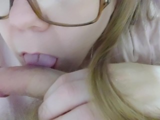 Окаймляю его член ртом, пока не буду готова трахнуть его