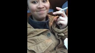 Ragazza che fuma in un'auto | MissDeeNicotina