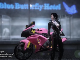 Eine Frau Im Motorrad-Anzug Kommt in Einem Monsterhotel