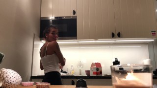 Идеальные слоты на кухонной камере, Сильвия без бюстгальтера и ее удивительные соски