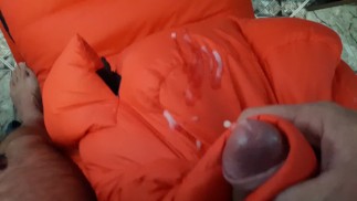 Punheta e gozada gostosa no saco de 