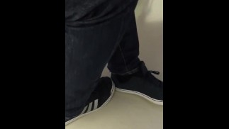 Männliche Adidas und schwarze Socken Shoeplay bei der Arbeit
