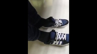 Schoenspelvideo: Adidas shoeplay op het werk