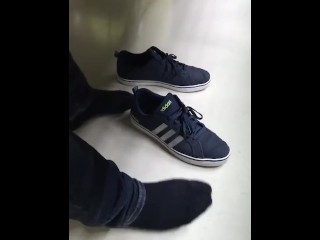 Schoenspelvideo: Adidas Shoeplay Op Het Werk