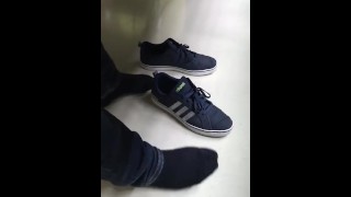 Schoenspelvideo: Adidas shoeplay op het werk