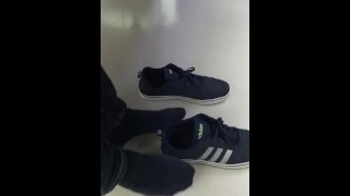 Schoenspel video: Adidas shoeplay op het werk 1