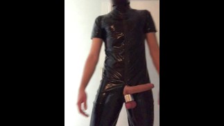 Демонстрируя огромный необрезанный член в латексном костюме