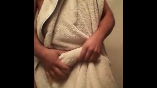 Brincando com a protuberância da toalha depois do banho