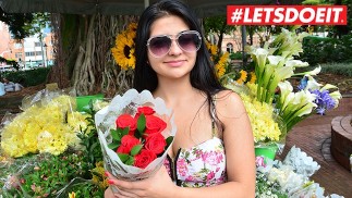 LETSDOEIT - Lucky Latina трахается с 2 курящими Hot незнакомцами