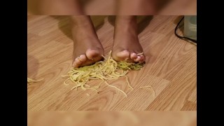 Giganta pies descalzos aplastando pies pisoteando pies espagueti fideos