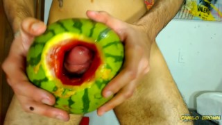 Een watermeloen neuken totdat ik erin klaarkom - Camilo Brown