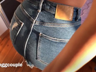 Petite adolescente chevauchant une grosse bite dans les deux trous.