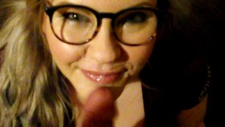 HEISSES nerdiges Mädchen mit großen Titten bekommt riesige Gesichtsbehandlung und spielt mit Sperma!!