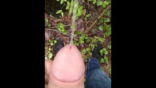 pissen en masturberen in het bos
