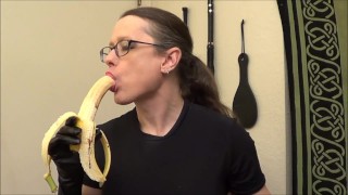 Athletic Babe Deepthroats Banana