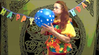 Payaso espeluznante inflando y jugando con globos