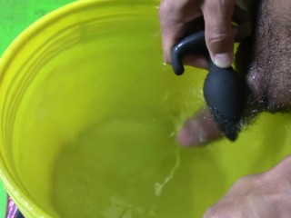 Estudiante Cachondo se Corre Dentro de_un Balde con Agua Caliente!! uuuff