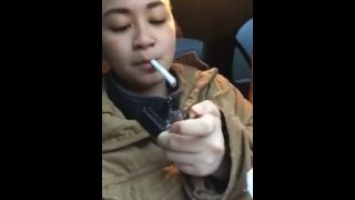 Miss Dee Nicotina che fuma in macchina
