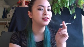 Ketting roken sexy met MissDee Nicotine