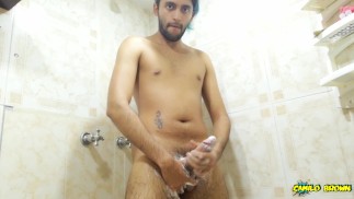 抽搐我的大鸡巴并在淋浴时吃掉我的精液 - 卡米洛布朗