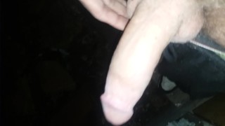 Rapidito masturbándose afuera alto. Squirt semen afuera por la noche.