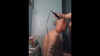 Mollige meid scheert echtgenoot kaal