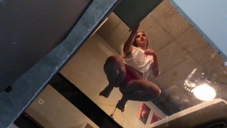 从玻璃底部偷窥我的丰满妻子，看看她的乳房和浮肿的阴户