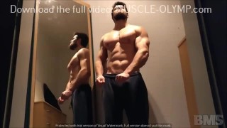 Alpha Musclegod flexiona enormes músculos no espelho (Trailer 2)