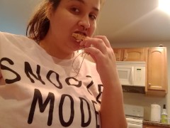 Casually pissing while I eat Breakfast - Screenshot 2 of 16 - Casual Pee