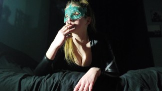 Herrin im Latex-Rauchfetisch!