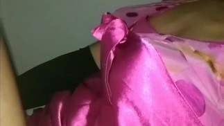 平静地与我的东西和自己妻子的蜜月之夜一起放松