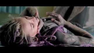 Сильно татуированная девушка ужасов с раздвоенным языком - Дразнить за то, чтобы угодить