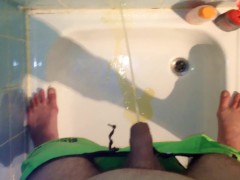 Drecksau pisst einfach in die Dusche