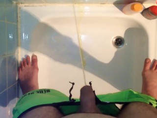 Drecksau Pisst Einfach in Die Dusche